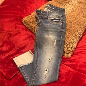 NWOT Wallflower cropped distressed jeans